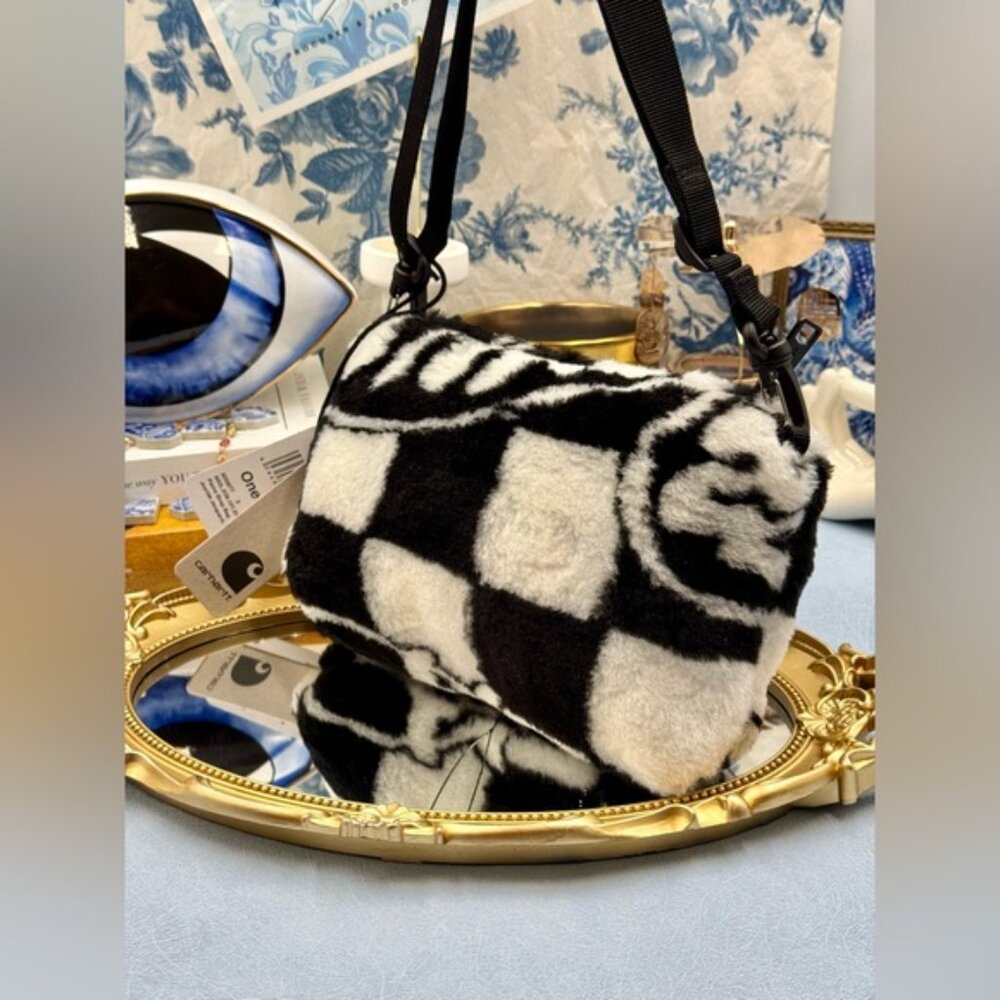 🆕 CARHARDTT WIP 🧿 NWT PLAINS Strap Bag, Joyride Jacquard, Black White Sherpa - Picture 6 of 11